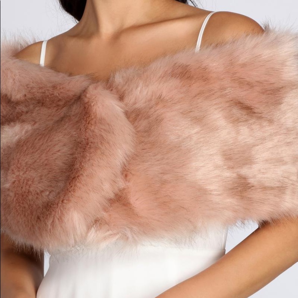 ✨🤍Ms. Diva Faux Fur Shawl🤍✨